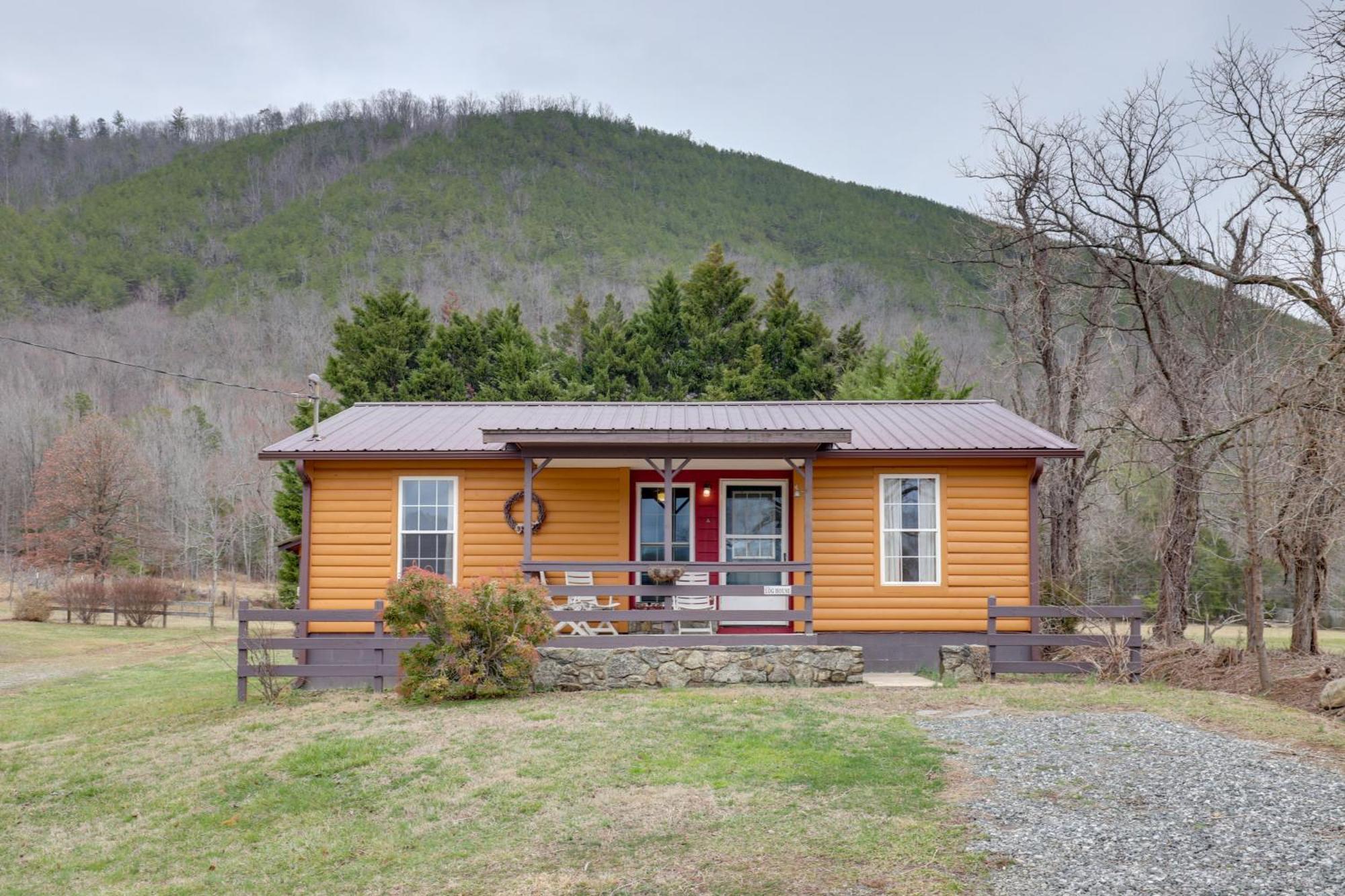 Riverfront Hot Springs Cabin With Private Hot Tub! Exterior photo