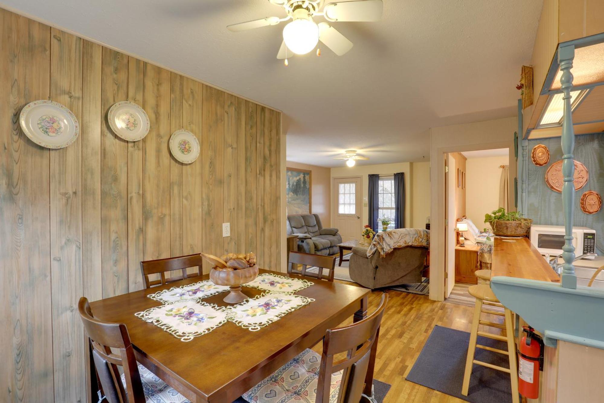 Riverfront Hot Springs Cabin With Private Hot Tub! Exterior photo