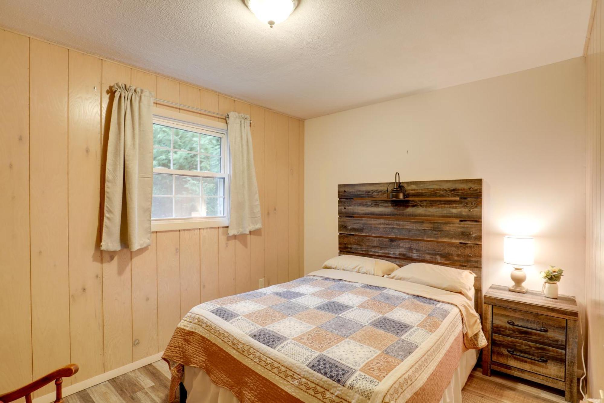 Riverfront Hot Springs Cabin With Private Hot Tub! Exterior photo