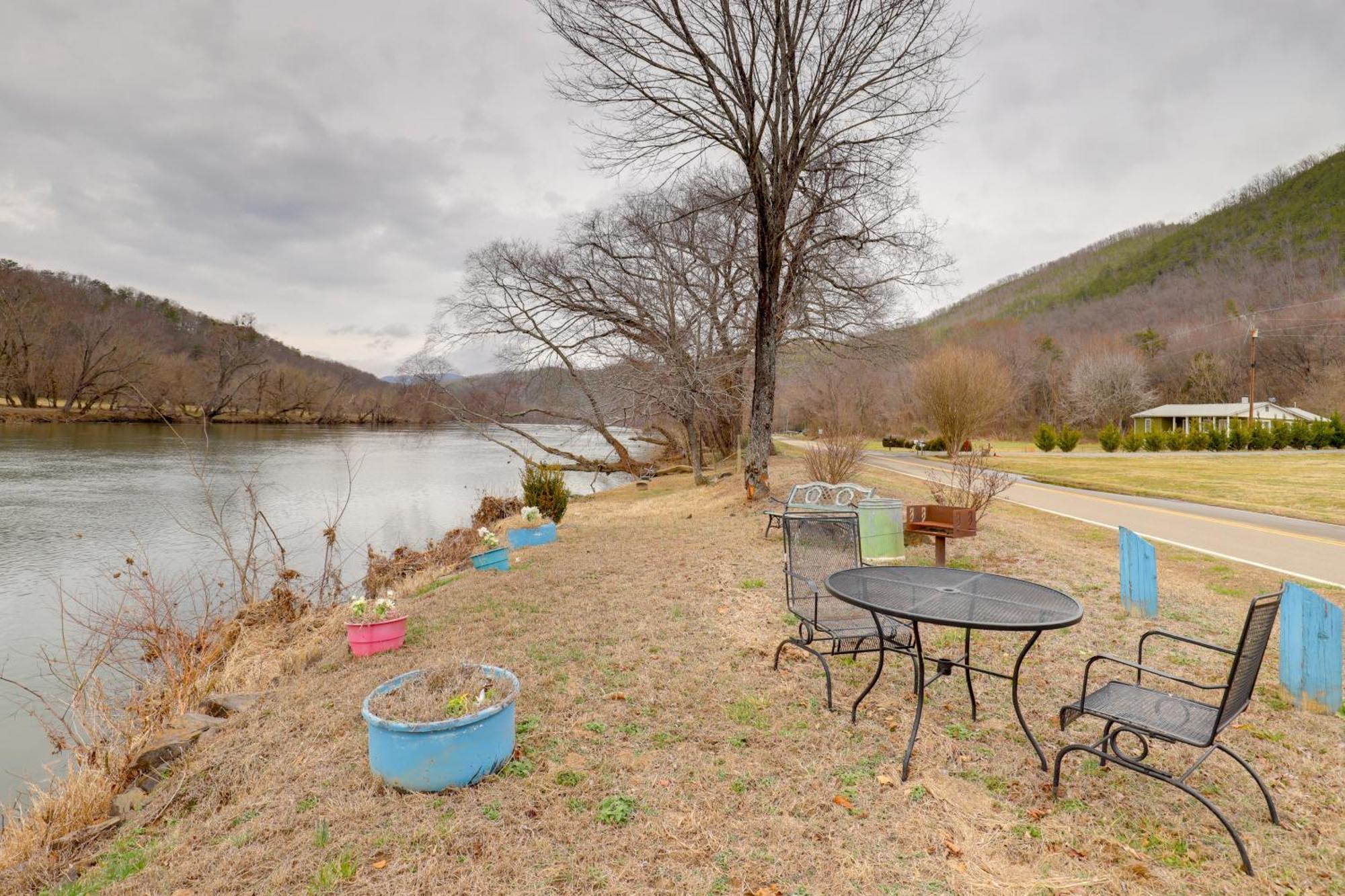 Riverfront Hot Springs Cabin With Private Hot Tub! Exterior photo