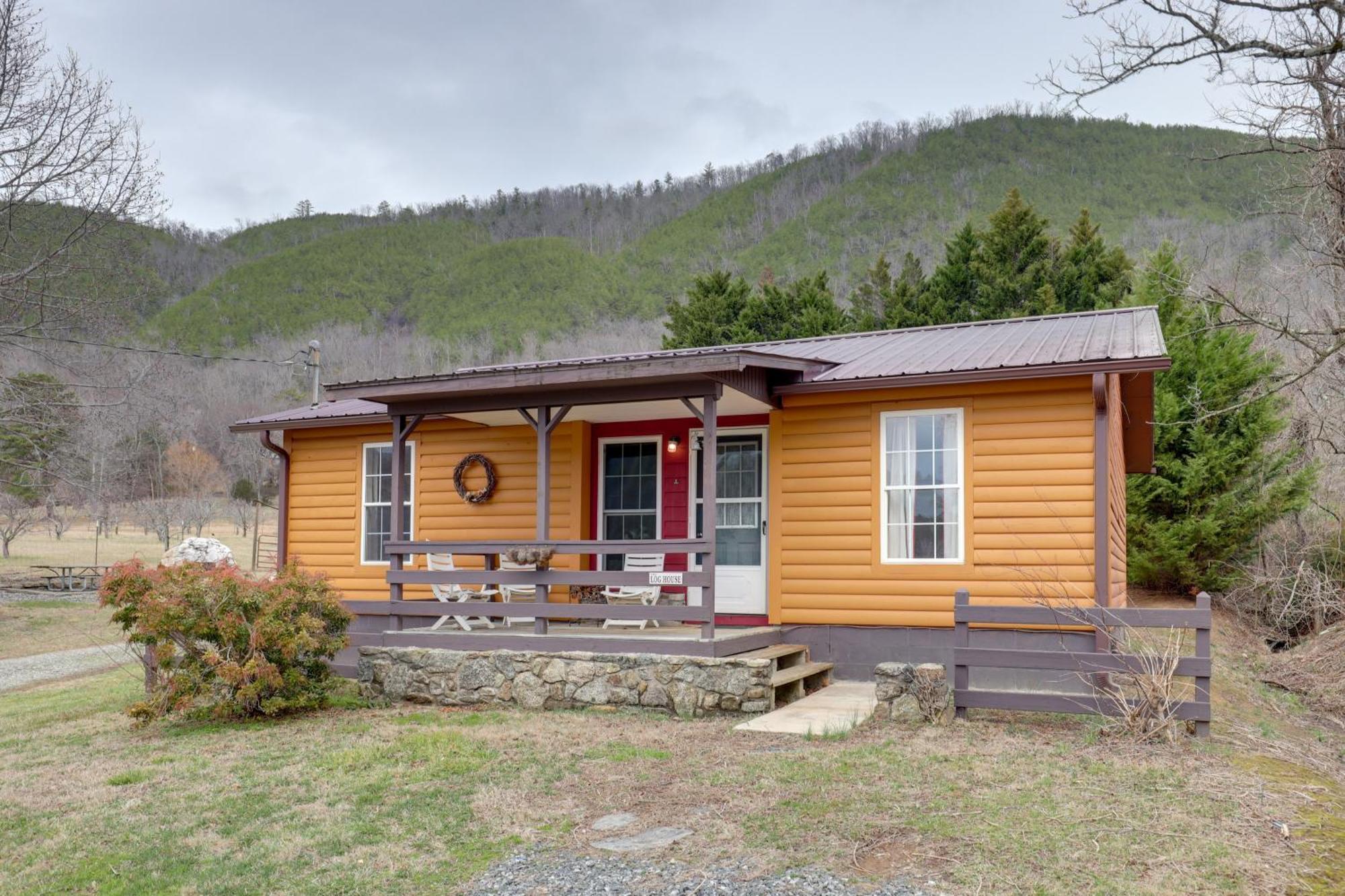 Riverfront Hot Springs Cabin With Private Hot Tub! Exterior photo