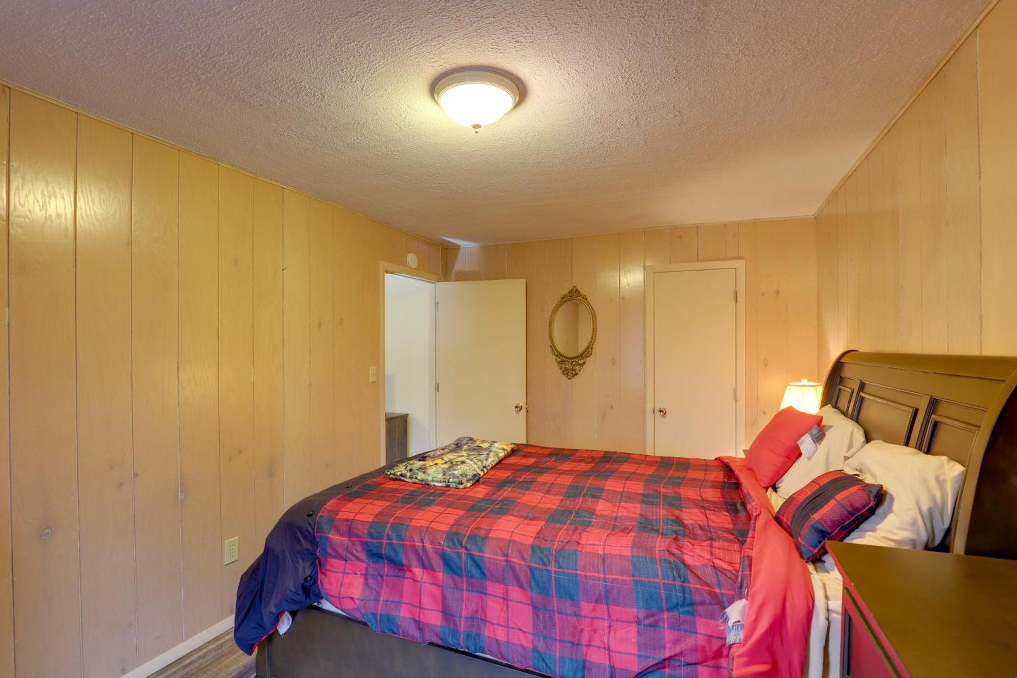 Riverfront Hot Springs Cabin With Private Hot Tub! Exterior photo